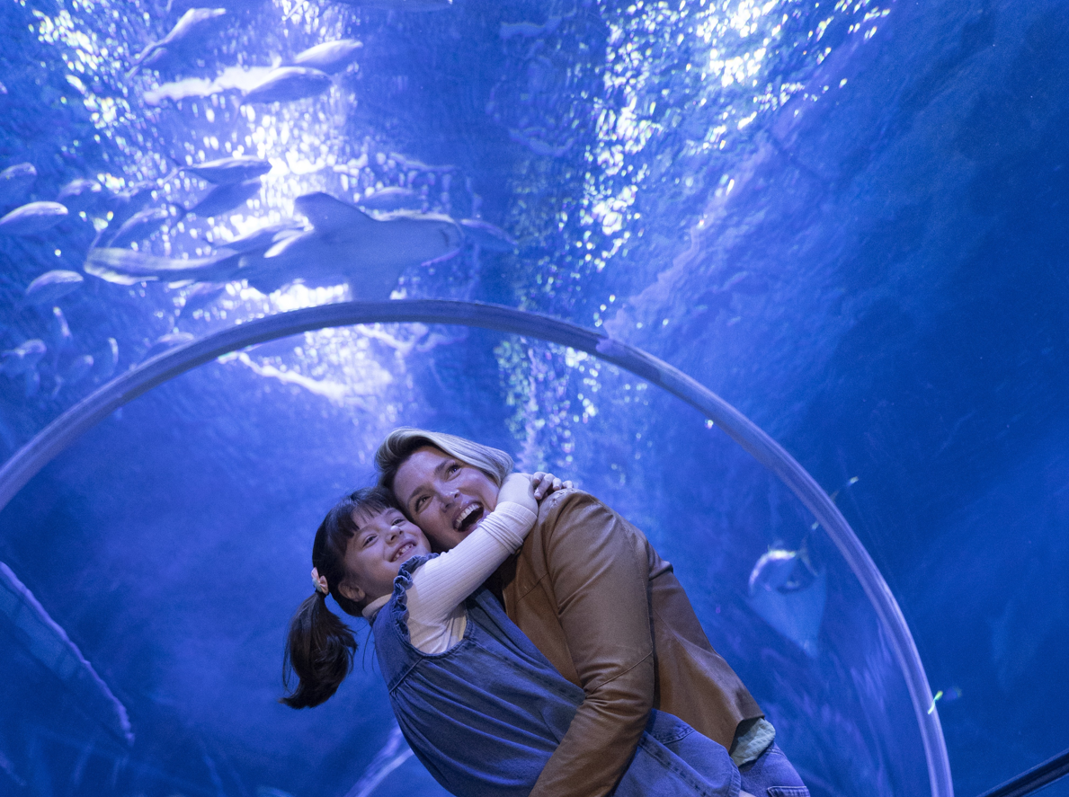 Mãe e filha se abraçando felizes no túnel