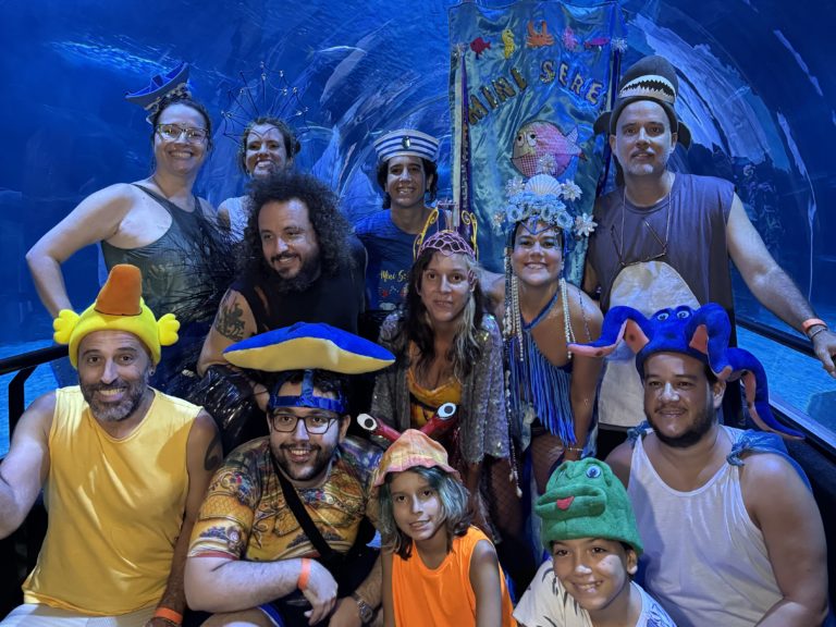 Grupo Mini seres do mar no túnel do AquaRio