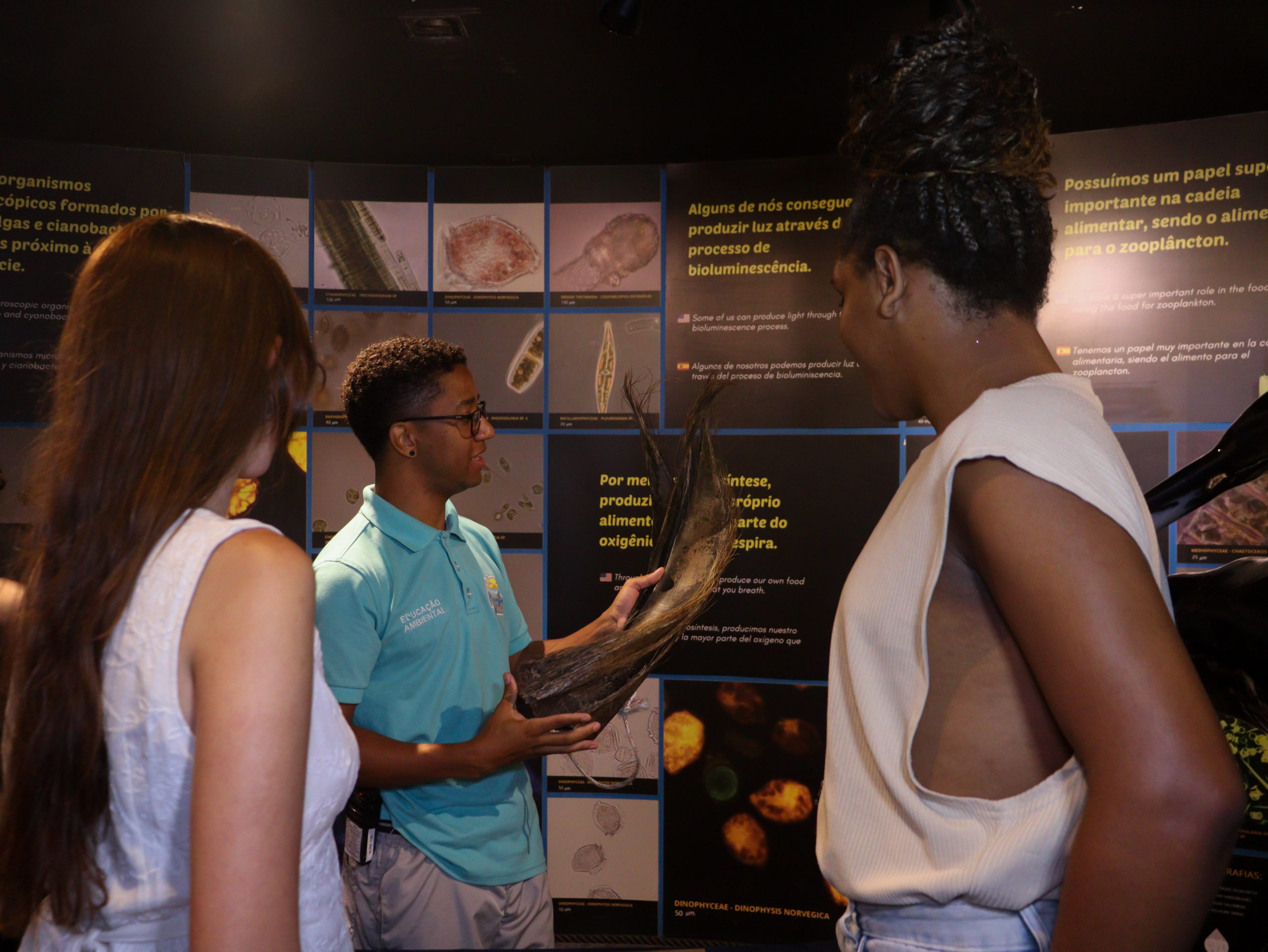 Visitantes aprendendo com educador do Aquario